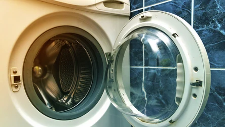 Cytryna i pasta usuną przykry zapach z pralki. Poza tym urządzenie będzie lśniące jak nigdy. 