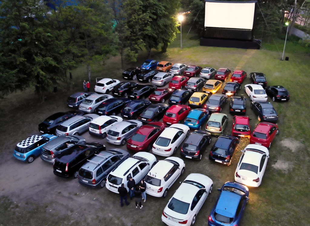 Pokaz filmu w kinie samochodowym Pokaz filmu w kinie samochodowym
