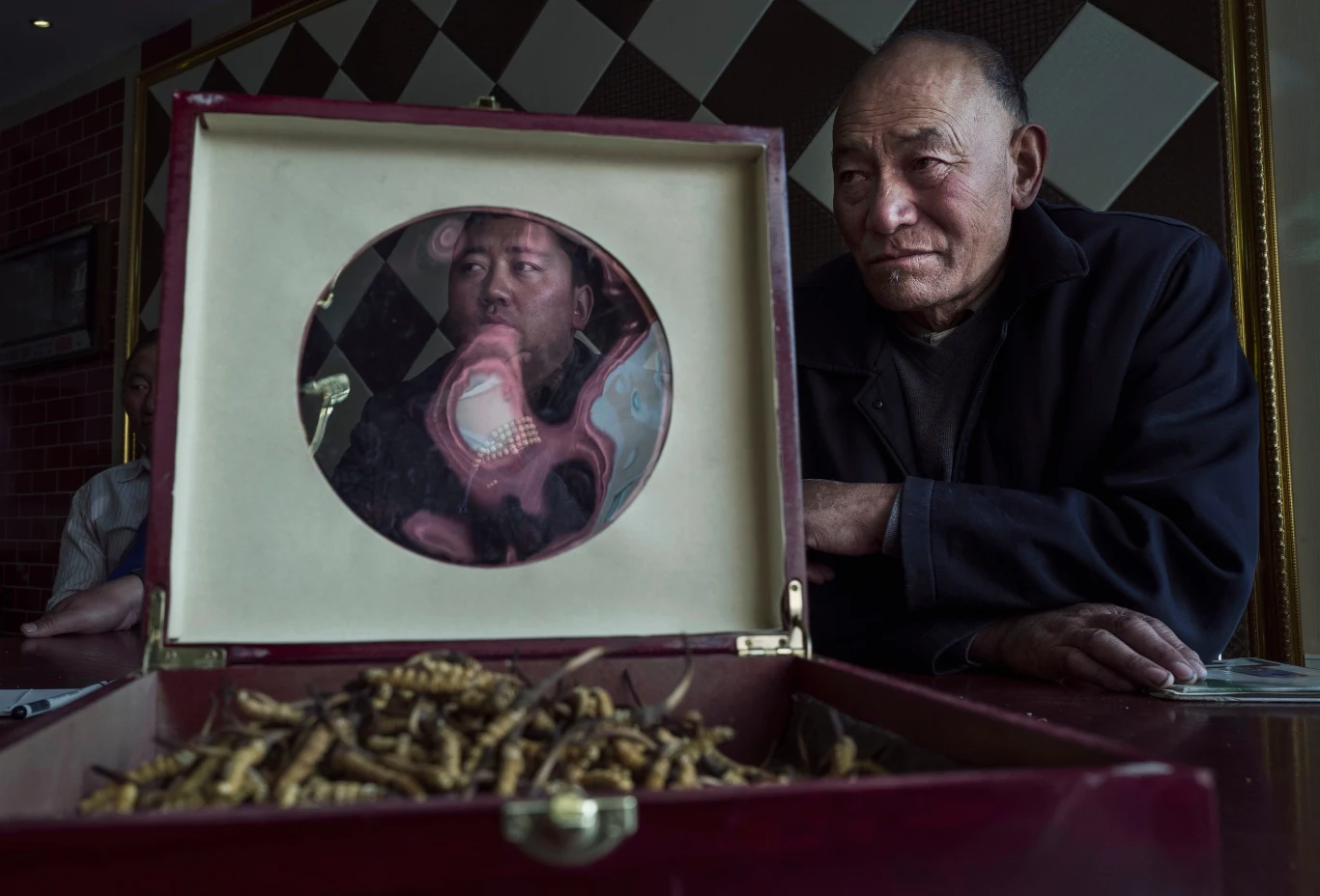 Cena Ophiocordyceps sinensis na rynku detalicznym dochodzi do 100 tys. dolarów za kilogram, sprawiając, iż jest on bezsprzecznie najdroższym pasożytem na świecie.