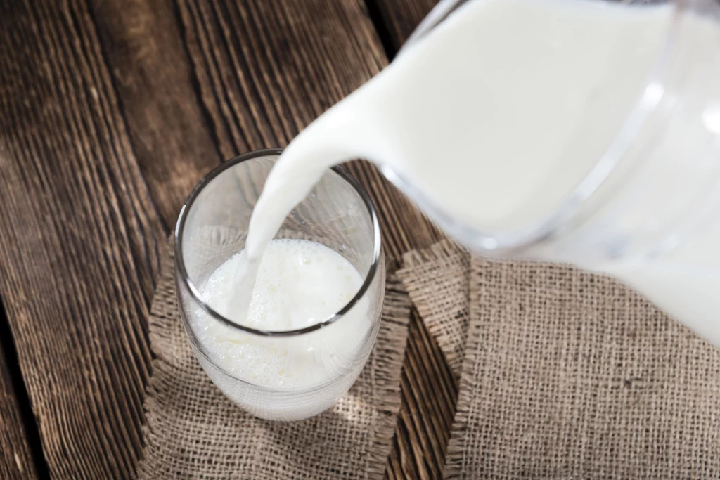 Mleko zwierzęce zawiera wiele witamin, minerałów, białek i alfa-hydroksykwasów, które mogą pomóc w nawilżeniu, rozjaśnieniu i wygładzeniu skóry
