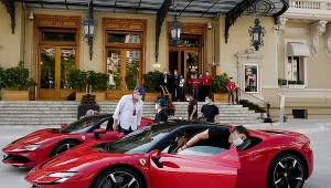 Charles Leclerc podczas zdjęć do filmu Claude 'a Leloucha