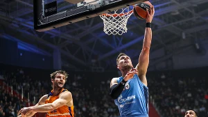 Mateusz Ponitka w akcji na kosz