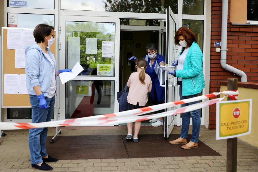 Od 25 maja uruchamiono zajęcia opiekuńczo-wychowawcze z elementami zajęć dydaktycznych dla dzieci z klas I- III szkoły podstawowej, a także konsultacje dla uczniów klas VIII i maturzystów. Na zdjęciu: Powrót do szkoły uczniów z Warszawy. Od 25 maja uruchamiono zajęcia opiekuńczo-wychowawcze z elementami zajęć dydaktycznych dla dzieci z klas I- III szkoły podstawowej, a także konsultacje dla uczniów klas VIII i maturzystów. Na zdjęciu: Powrót do szkoły uczniów z Warszawy.
