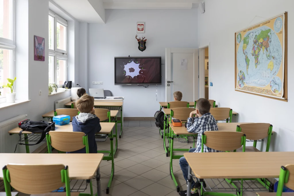 Zgodnie z wytycznymi - dzieci przebywają wspólnie w niewielkich grupach, z zachowaniem odpowiedniego dystansu między sobą. Na zdjęciu: Pierwszy dzień zajęć w jednej z podstawówek w Rzeszowie. Zgodnie z wytycznymi - dzieci przebywają wspólnie w niewielkich grupach, z zachowaniem odpowiedniego dystansu między sobą. Na zdjęciu: Pierwszy dzień zajęć w jednej z podstawówek w Rzeszowie.