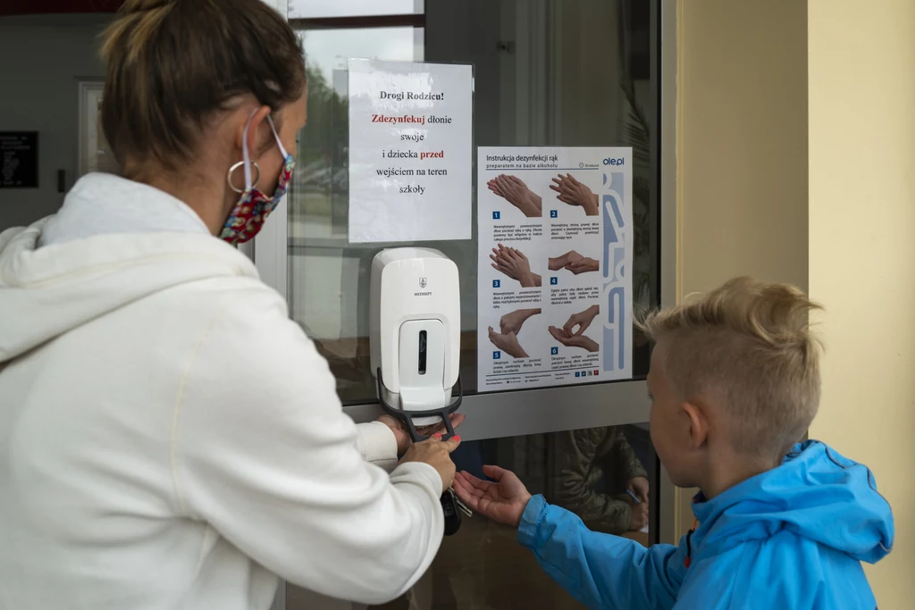 Rodzice i opiekunowie przyprowadzający/odbierający uczniów do/ze szkoły muszą zachować dystans społeczny wobec pracowników szkoły oraz innych uczniów i ich rodziców wynoszący minimum 2 metry. Z kolei dieci spędzają przerwy pod nadzorem nauczyciela. Na zdjęciu: Dziecko wracające na zajęcia do rzeszowskiej podstawówki. Rodzice i opiekunowie przyprowadzający/odbierający uczniów do/ze szkoły muszą zachować dystans społeczny wobec pracowników szkoły oraz innych uczniów i ich rodziców wynoszący minimum 2 metry. Z kolei dieci spędzają przerwy pod nadzorem nauczyciela. Na zdjęciu: Dziecko wracające na zajęcia do rzeszowskiej podstawówki.