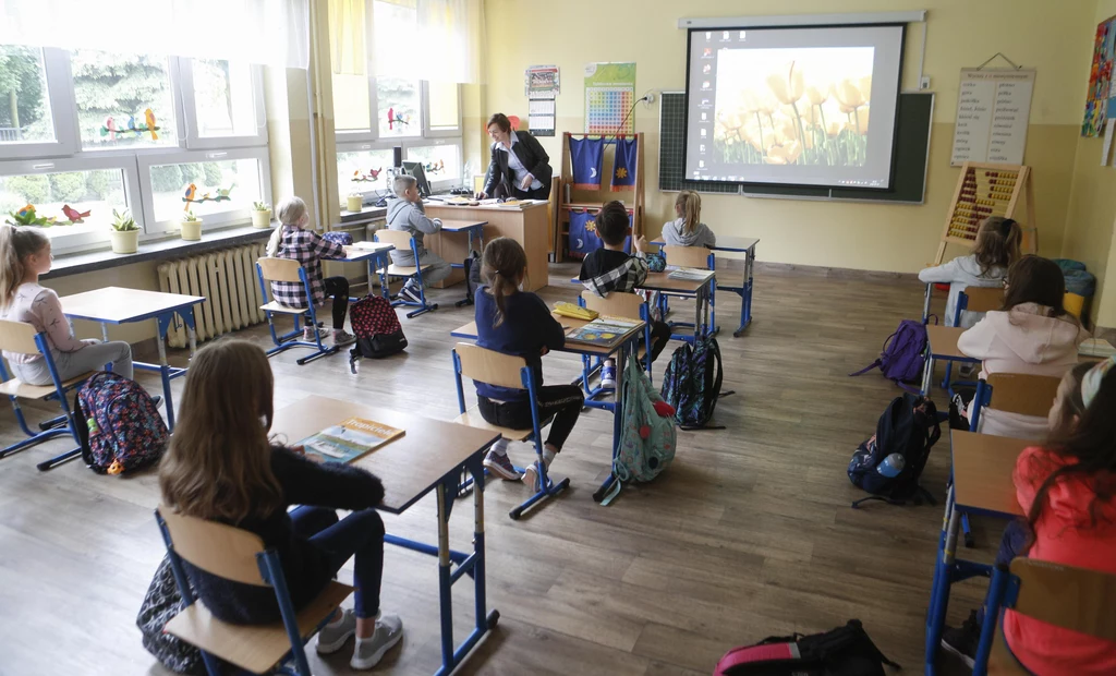 Jeżeli u dziecka przejawią się niepokojące objawy choroby należy odizolować je w odrębnym pomieszczeniu lub wyznaczonym miejscu z zapewnieniem minimum 2 m odległości od innych osób i niezwłocznie powiadomić rodziców/opiekunów w celu pilnego odebrania ucznia ze szkoły. Na zdjęciu: Lekcje w rzeszowskiej szkole. Żródło tekstu: PAP Jeżeli u dziecka przejawią się niepokojące objawy choroby należy odizolować je w odrębnym pomieszczeniu lub wyznaczonym miejscu z zapewnieniem minimum 2 m odległości od innych osób i niezwłocznie powiadomić rodziców/opiekunów w celu pilnego odebrania ucznia ze szkoły. Na zdjęciu: Lekcje w rzeszowskiej szkole. Żródło tekstu: PAP