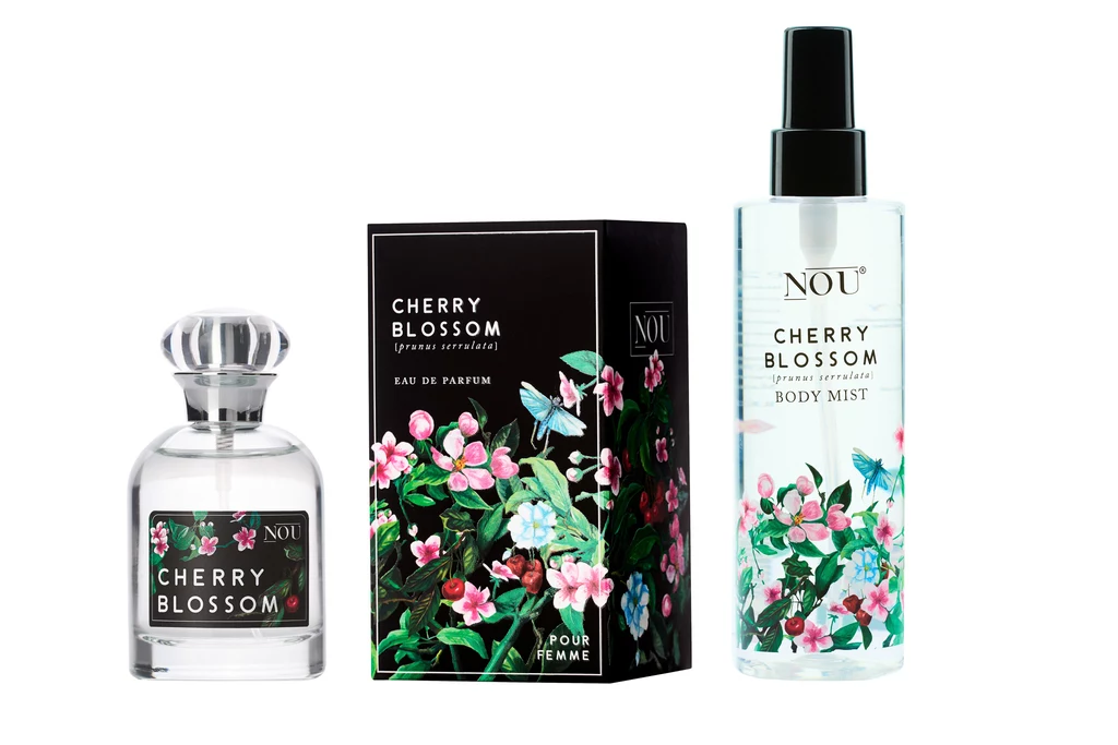 NOU Cherry Blossom - umiarkowanie ciężki, bardzo kwiatowy. Zostawia na skórze subtelny zapach kwiatów piwonii, wiśni, jaśminu, róży i fiołków. Słodko owocowych nut dodaje brzoskwinia, która intryguje na tle ciepłego piżma i chłodniejszych akordów drzew. Ma wiele zwolenniczek. Kochają go kobiety w różnym wieku. Jest dojrzały i filuterny jednocześnie. NOU Cherry Blossom - umiarkowanie ciężki, bardzo kwiatowy. Zostawia na skórze subtelny zapach kwiatów piwonii, wiśni, jaśminu, róży i fiołków. Słodko owocowych nut dodaje brzoskwinia, która intryguje na tle ciepłego piżma i chłodniejszych akordów drzew. Ma wiele zwolenniczek. Kochają go kobiety w różnym wieku. Jest dojrzały i filuterny jednocześnie.