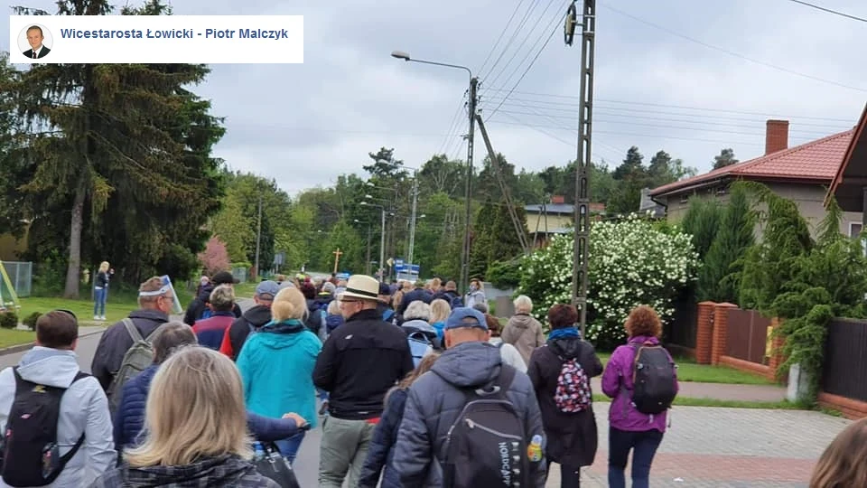 Zdjęcie z rozpoczęcia pielgrzymki opublikowane przez wicestarostę łowickiego - Piotra Malczyka