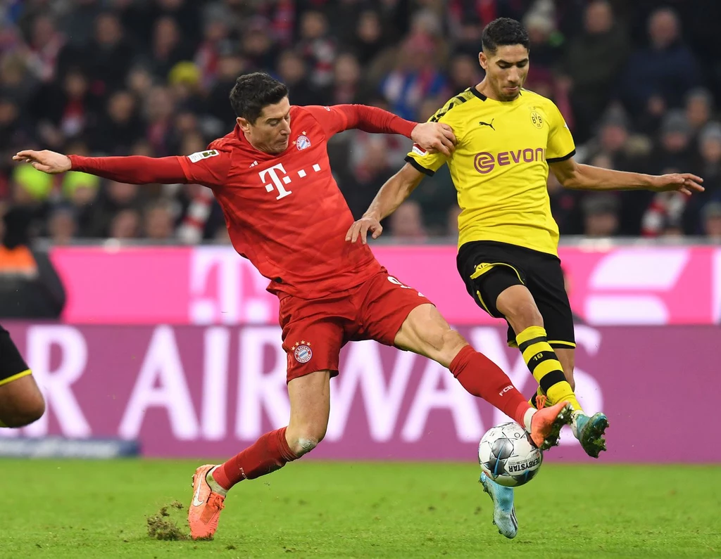 Robert Lewandowski w starciu z Achrafem Hakimim podczas listopadowego meczu z Borussią Dortmund Robert Lewandowski w starciu z Achrafem Hakimim podczas listopadowego meczu z Borussią Dortmund
