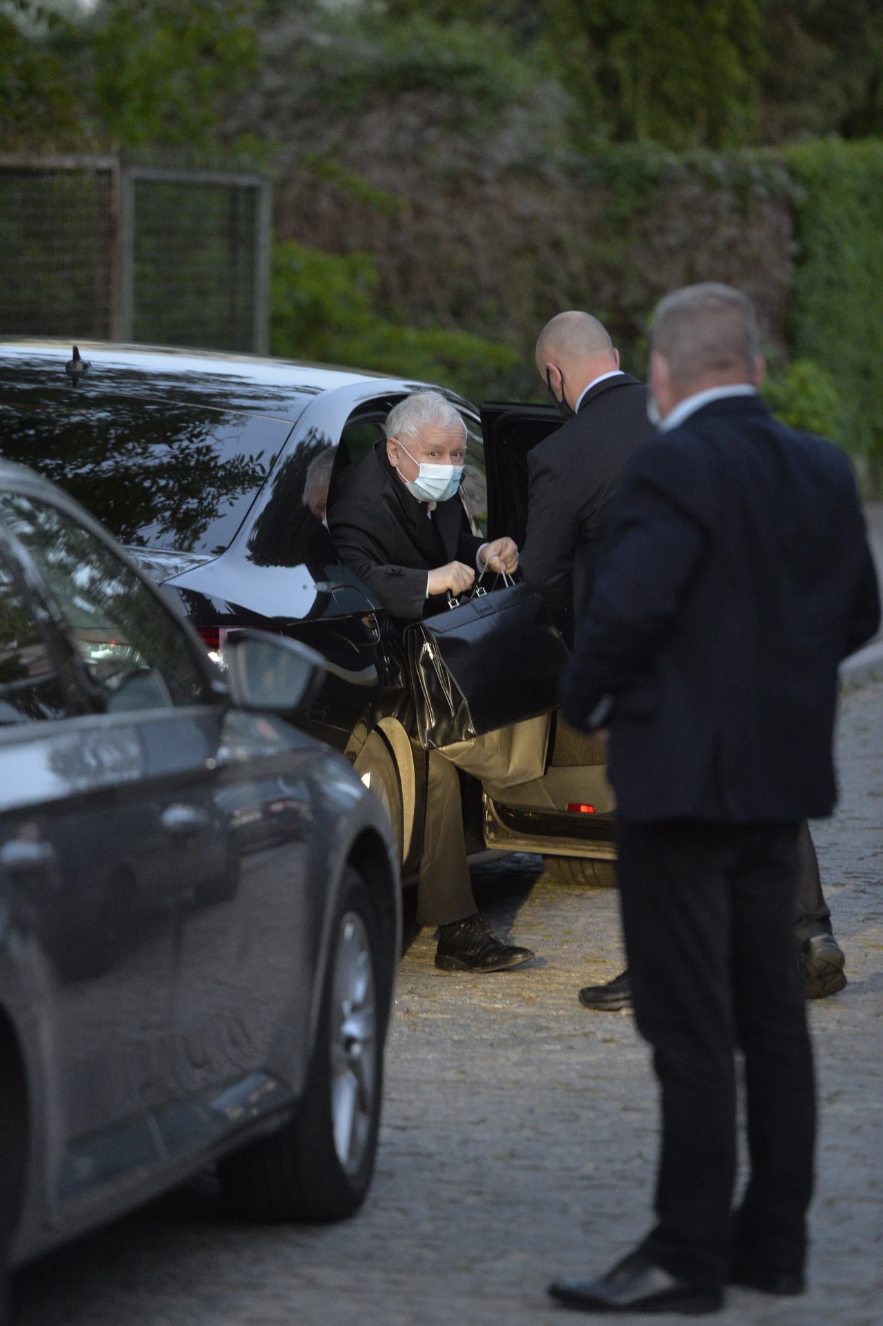 Jarosław Kaczyński przed domem z zakupami Jarosław Kaczyński przed domem z zakupami