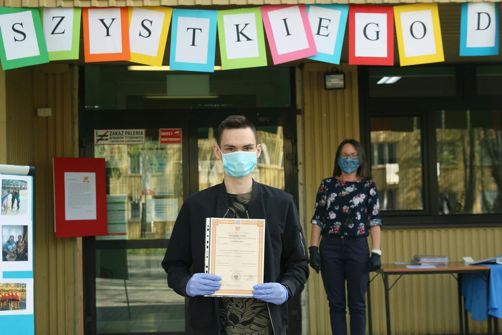 Odbiór świadectw ukończenia szkoły w nowych "koronawirusowych" warunkach, Lublin; zdj. ilustracyjne