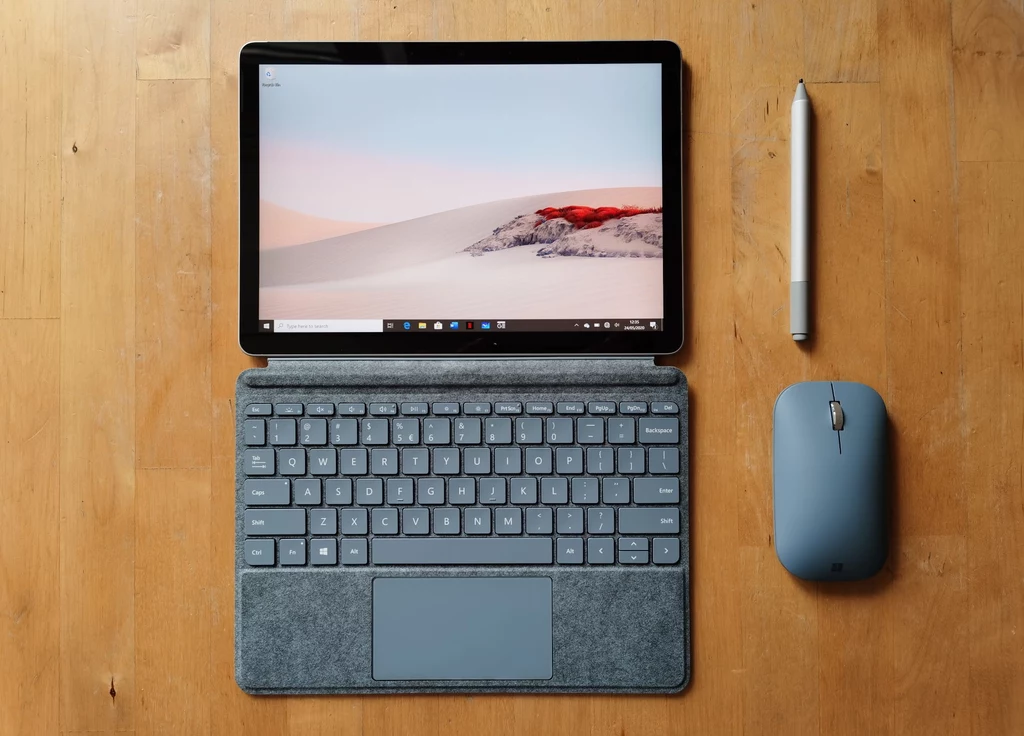 ​Surface Go 2 z klawiaturą Type Cover, piórem Surface Pen  i myszką Mobile Mouse