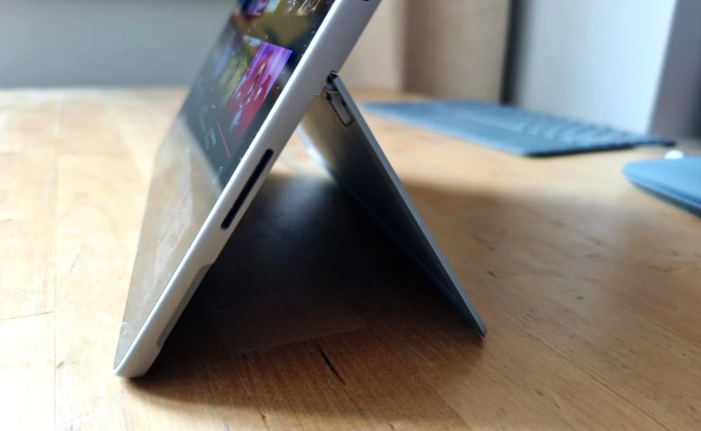 Wysuwana podstawka z tyłu sprawdza się doskonale Wysuwana podstawka z tyłu sprawdza się doskonale