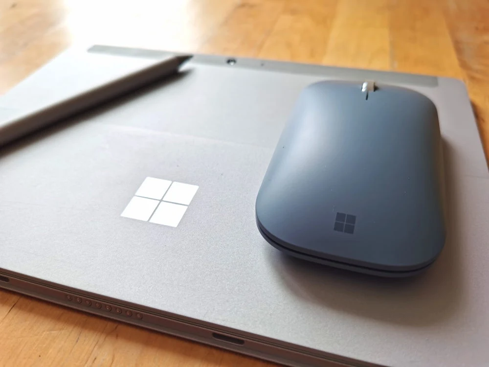 Surface Go 2 i myszka Mobile Mouse - klasyczna w formie, ale nowoczesna w środku Surface Go 2 i myszka Mobile Mouse - klasyczna w formie, ale nowoczesna w środku