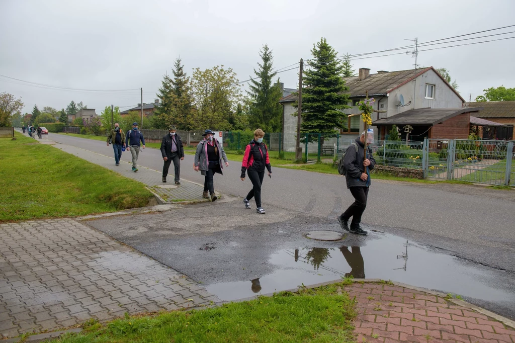 Pątnicy z Łowicza na trasie pielgrzymki do Częstochowy. Pątnicy z Łowicza na trasie pielgrzymki do Częstochowy.