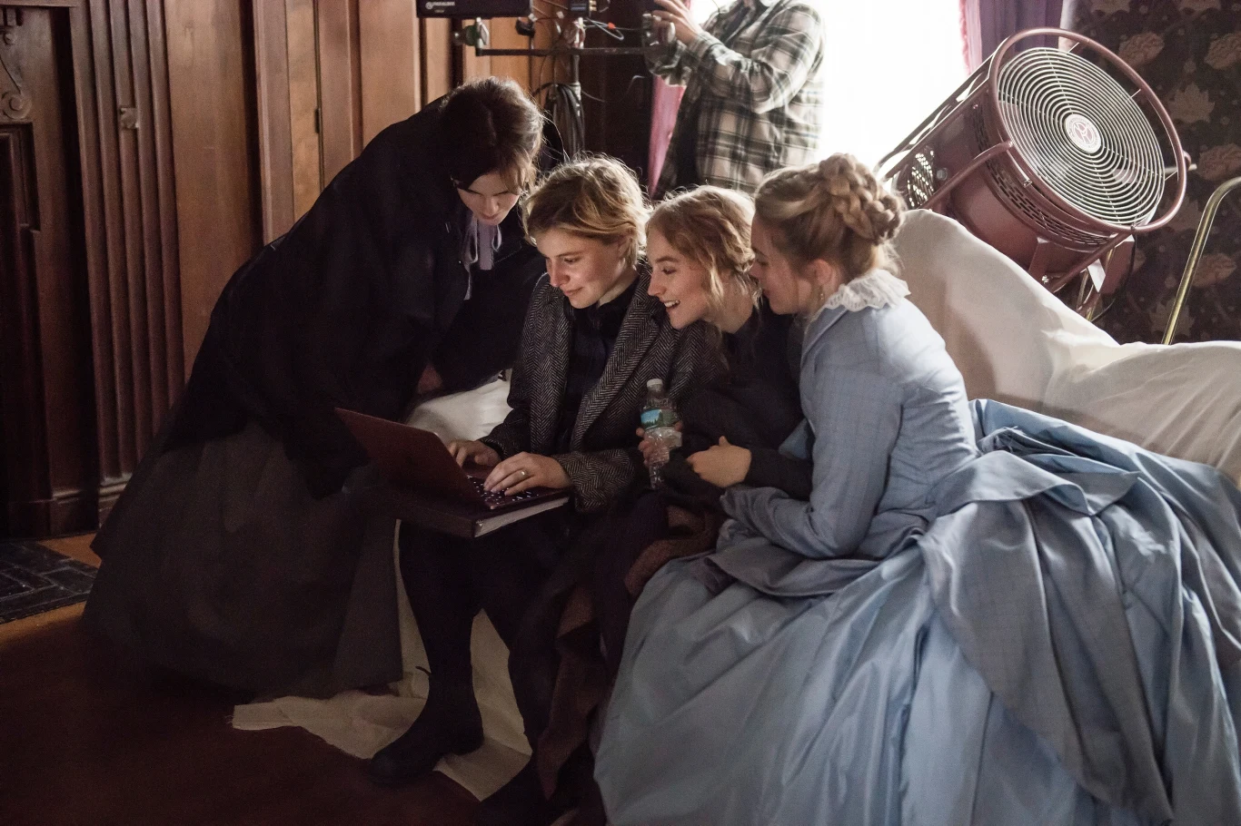 Greta Gerwig z aktorkami na planie filmu "Małe kobietki"