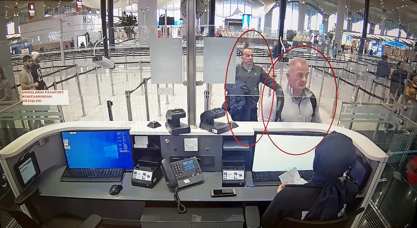 Dwóch mężczyzn, którzy pomogli uciec Ghosnowi. Michael T. na pierwszym planie
