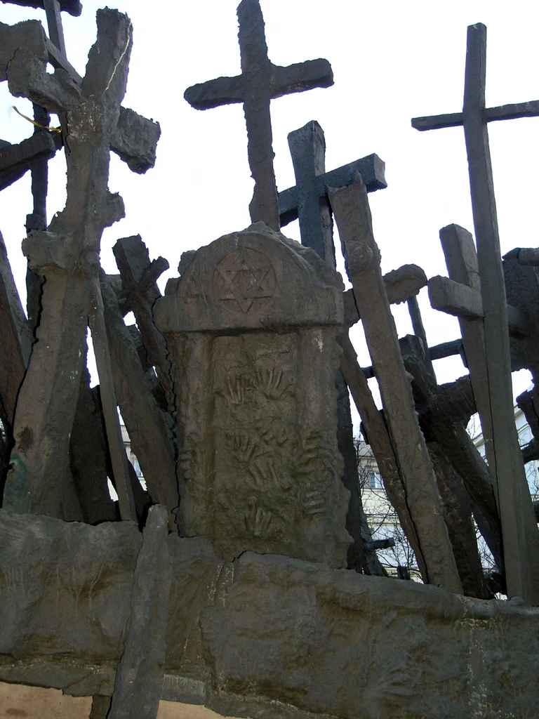 Fragment pomnika poległych i pomordowanych na wschodzie