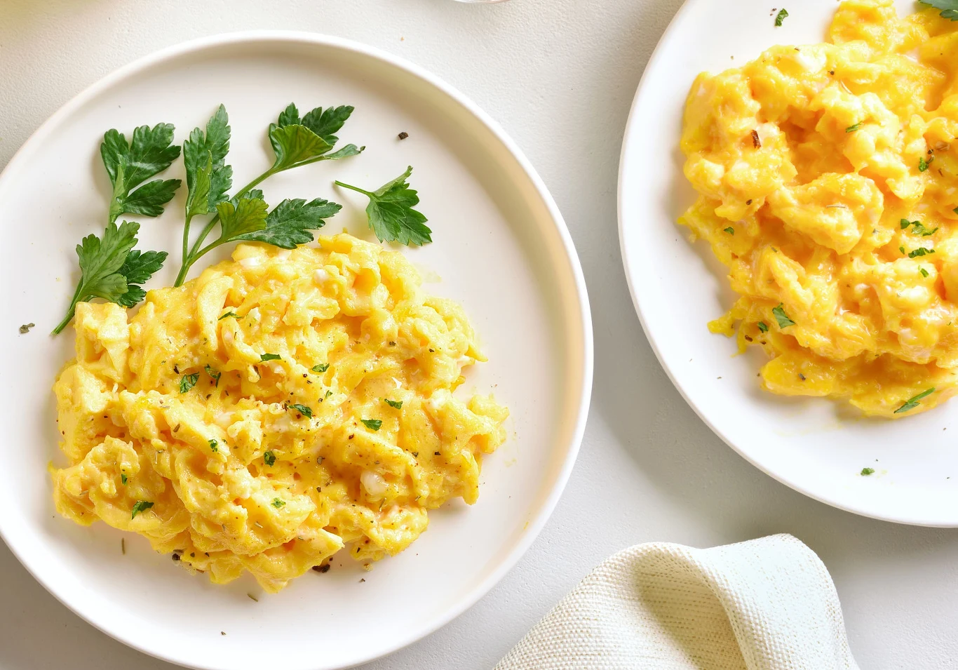 Jajka idealnie pasują do kwiatów juki ogrodowej. Zrób z nimi omlet albo jajecznicę Jajka idealnie pasują do kwiatów juki ogrodowej. Zrób z nimi omlet albo jajecznicę