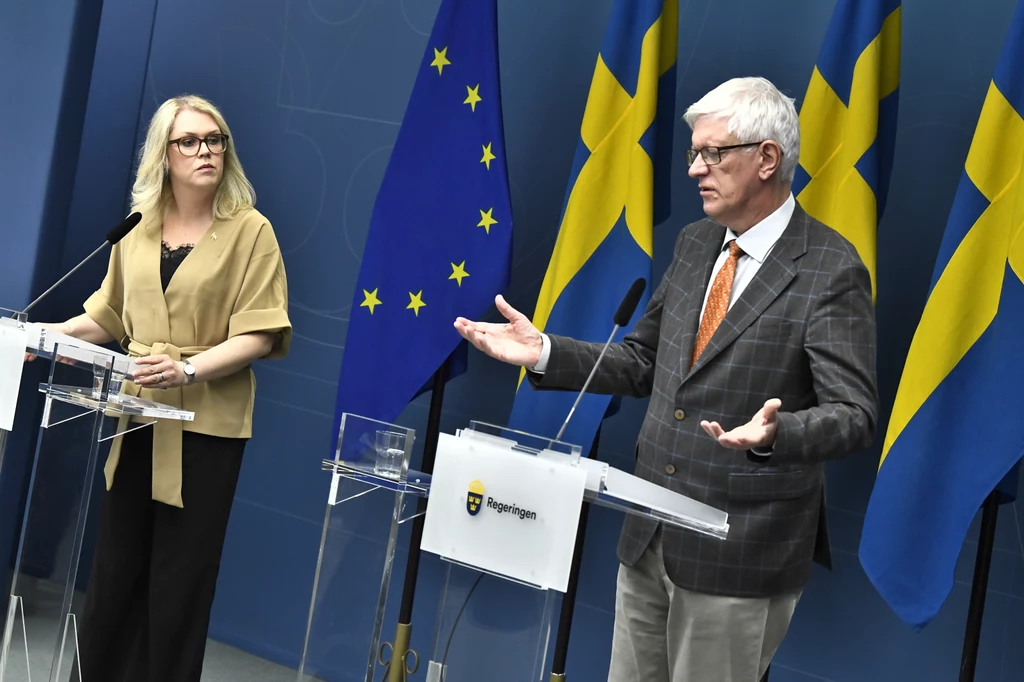 Szwedzka minister zdrowia i spraw społecznych Lena Hallengren oraz dyrektor generalny szwedzkiej Agencji Zdrowia Publicznego Johan Carlson na konferencji prasowej dotyczącej restrykcji w związku z epidemią. Szwedzka minister zdrowia i spraw społecznych Lena Hallengren oraz dyrektor generalny szwedzkiej Agencji Zdrowia Publicznego Johan Carlson na konferencji prasowej dotyczącej restrykcji w związku z epidemią.
