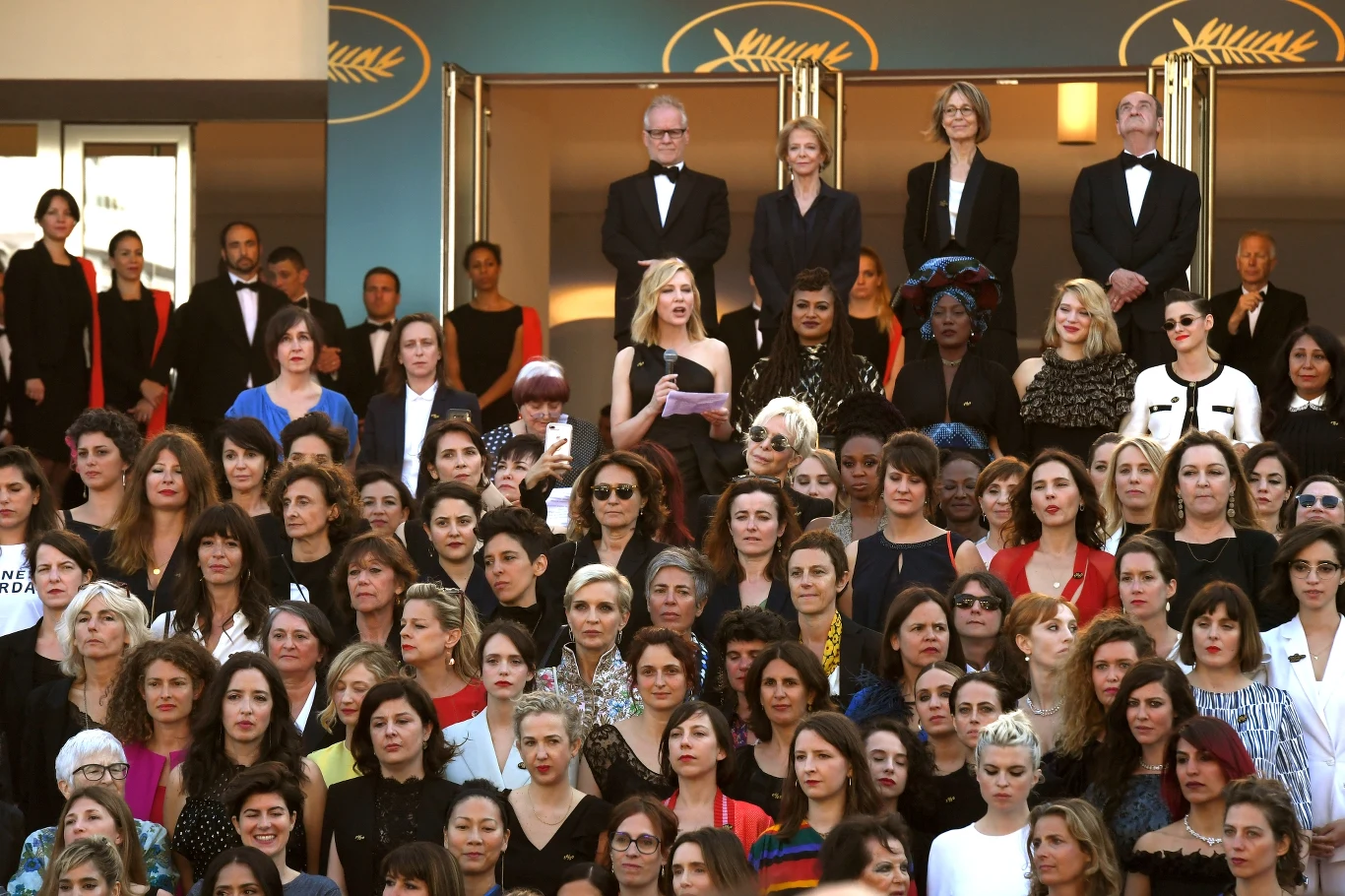 W 2018 roku reżyserki i aktorki biorące udział w festiwalu w Cannes zorganizowały na czerwonym dywanie protest przeciw branżowemu seksizmowi. Przewodnicząca jury, australijska aktorka Cate Blanchett, powiedziała, że wyczekiwana zmiana zmierzająca do likwidacji kobiecej marginalizacji, wymaga "konkretnego działania, nie tylko przemawiania", zwracając uwagę na problemy współczesnego przemysłu filmowego: nierówne traktowanie ze względu na płeć oraz brak rasowego równouprawnienia.