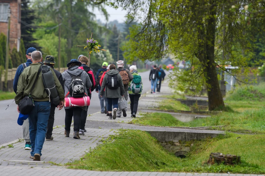 Pątnicy z Łowicza na trasie pielgrzymki do Częstochowy w Budziszewicach
