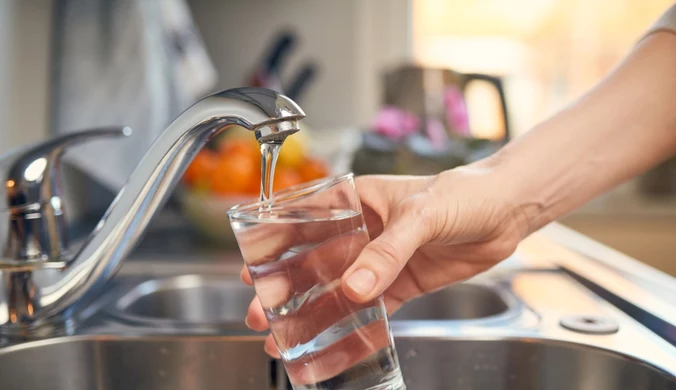 Prosty sposób na usuwanie mikroplastiku z wody kranowej