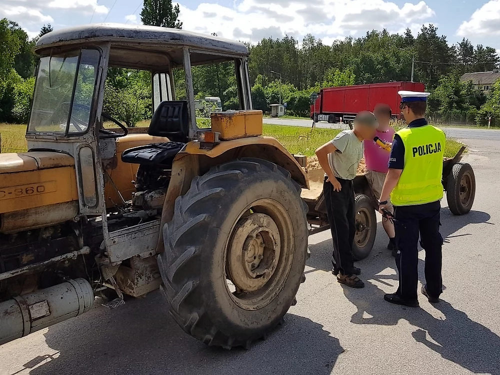 Traktorzysta przyznał, że... wypił wódkę