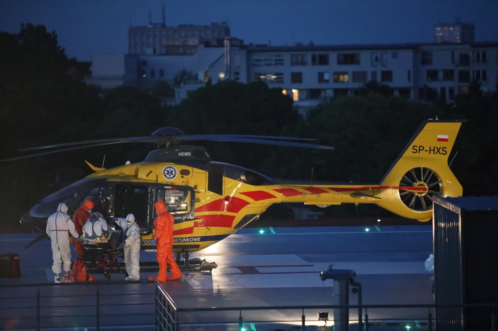 Śmigłowiec Służby Ratownictwa Medycznego LPR ląduje z pacjentem zakażonym koronawirusem na dachu jednoimiennego szpitala zakaźnego (wcześniej CSK MSWiA) w Warszawie. Śmigłowiec Służby Ratownictwa Medycznego LPR ląduje z pacjentem zakażonym koronawirusem na dachu jednoimiennego szpitala zakaźnego (wcześniej CSK MSWiA) w Warszawie.