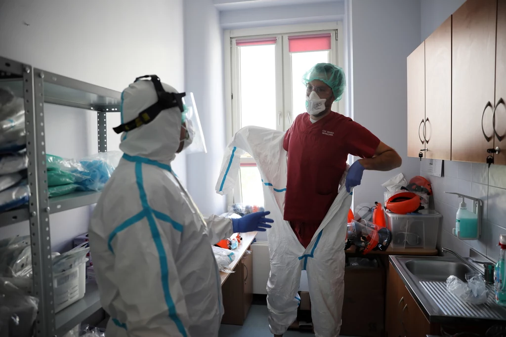 Szpitale w Polsce zaczynają powoli odżywać, ale daleko im jeszcze do stanu sprzed epidemii. Pacjenci i lekarze poddawani są specjalnym procedurom. Nikt nie wie, kiedy nastąpi powrót do "normalności". Szpitale w Polsce zaczynają powoli odżywać, ale daleko im jeszcze do stanu sprzed epidemii. Pacjenci i lekarze poddawani są specjalnym procedurom. Nikt nie wie, kiedy nastąpi powrót do "normalności".