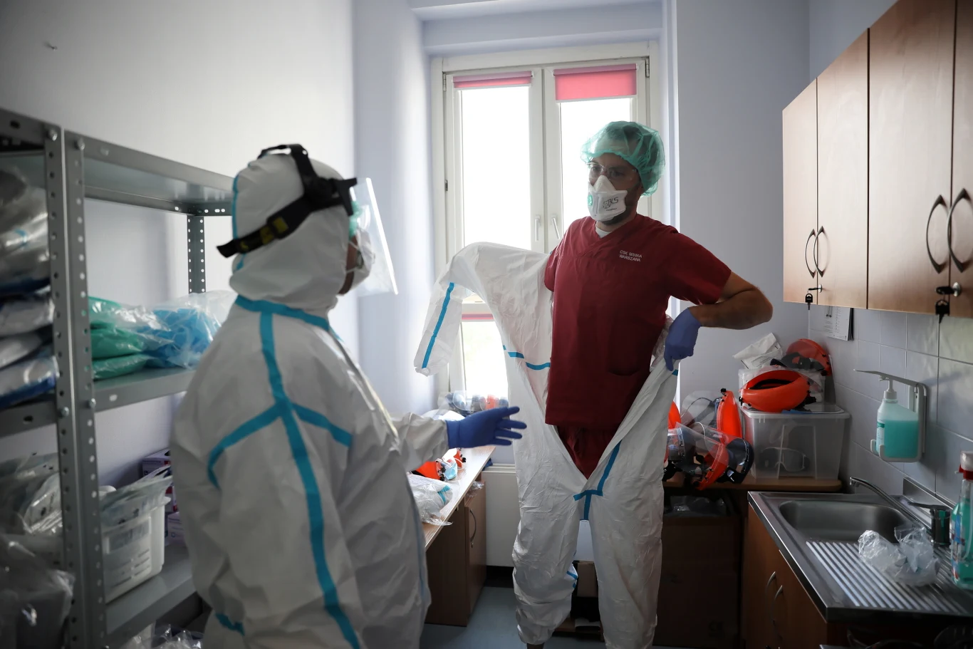 Szpitale w Polsce zaczynają powoli odżywać, ale daleko im jeszcze do stanu sprzed epidemii. Pacjenci i lekarze poddawani są specjalnym procedurom. Nikt nie wie, kiedy nastąpi powrót do "normalności".