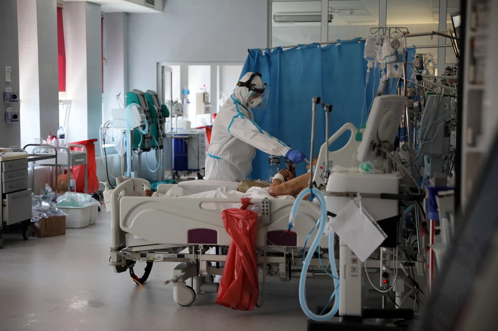 Od początku epidemii zakażenie koronawirusem potwierdzono w Polsce u 22 303 osób, z których 1025 zmarło (stan na poranek 27 maja). Od początku epidemii zakażenie koronawirusem potwierdzono w Polsce u 22 303 osób, z których 1025 zmarło (stan na poranek 27 maja).