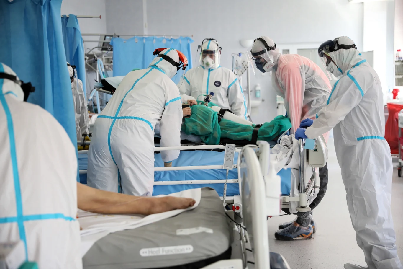 Personel medyczny na oddziale intensywnej terapii dla pacjentów z koronawirusem w jednoimiennym szpitalu zakaźnym (wcześniej Centralny Szpital Kliniczny MSWiA) w Warszawie. 