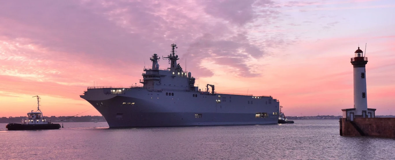 "Sewastopol", okręt typu Mistral, podczas prób morskich. Rok później został sprzedany Egiptowi "Sewastopol", okręt typu Mistral, podczas prób morskich. Rok później został sprzedany Egiptowi
