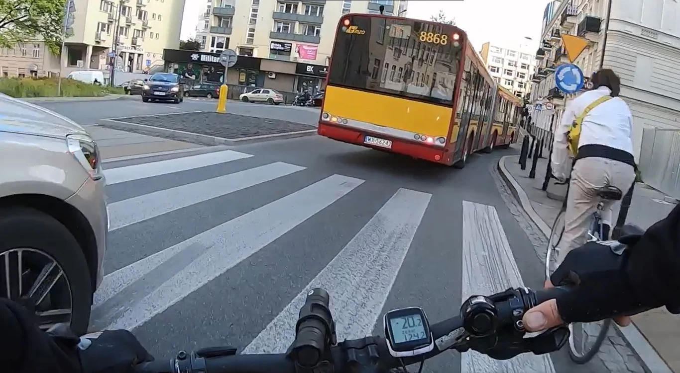 Kadr z filmu nagranego przez pirata drogowego Kadr z filmu nagranego przez pirata drogowego