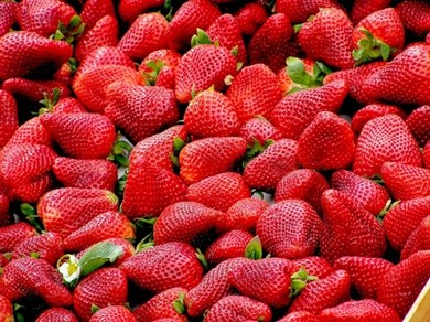 Ceny polskich owoców biją rekordy! Sprawdź, które owoce są teraz najdroższe.