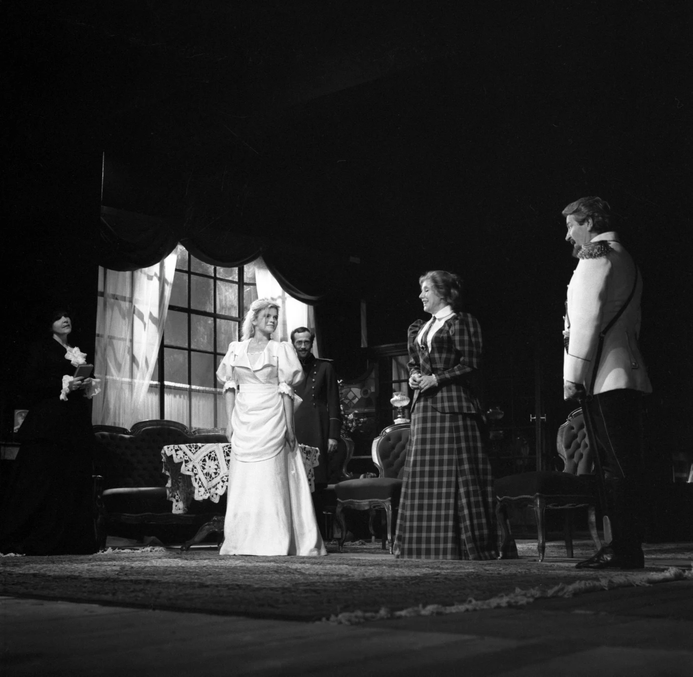 Na teatralnej scenie Katarzyna Figura zadebiutowała w 1985 roku rolą Iriny w "Trzech siostrach" Antoniego Czechowa w reżyserii Macieja Englerta na deskach warszawskiego Teatru Współczesnego. Siostrzany tercet stworzyła na scenie z Mają Komorowską i Martą Lipińską.