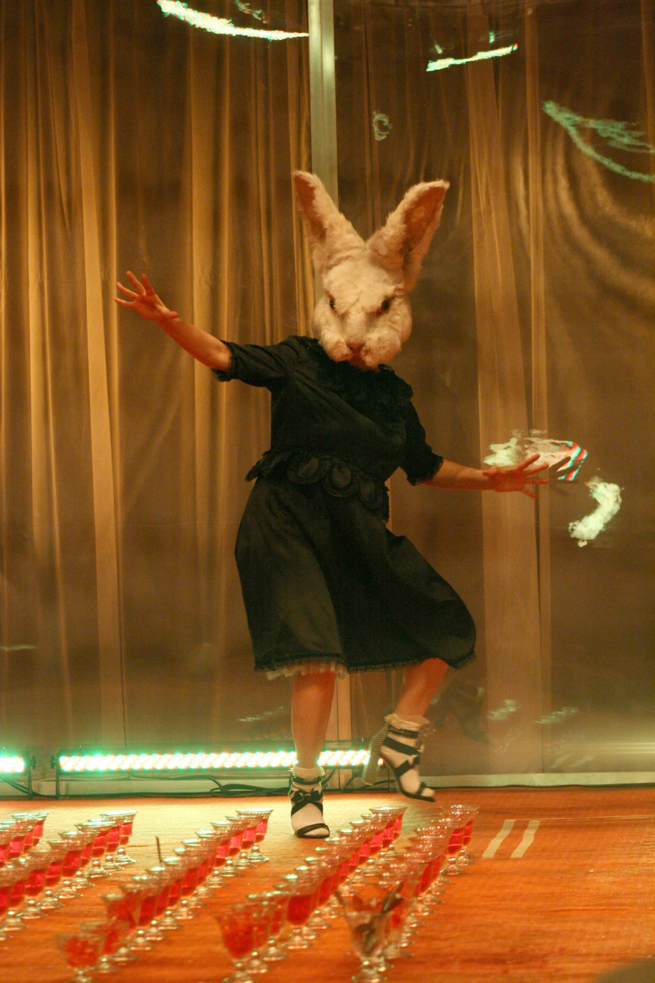 W opowiadającym o demonach alkoholizmu "Ciągu" Michała Buszewicza w reżyserii Eweliny Marciniak na deskach Teatru Wybrzeże Katarzyna Figura stworzyła metaforyczną postać Kataklizmu. "Moja postać (...) była fermentem, swego rodzaju zaburzeniem całości konstrukcji spektaklu" - opisywała swą rolę aktorka.