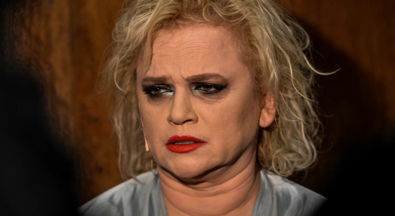 Ostatnią teatralną rolę Katarzyny Figury pozostaje tytułowa kreacja w "Fedrze" Racine'a w reżyserii Grzegorza Wiśniewskiego.

"Rola Fedry pozwoliła mi odciąć i zamknąć pewne kwestie. Dzięki tej roli teraz jestem jakąś nową ja. Do pewnych rzeczy nie ma powrotu. Także do pewnego rodzaju grania. W tego rodzaju doświadczeniach (mam na myśli doświadczenia aktorskie, zawodowe, ale też doświadczenia osobiste i uczuciowe) jest coś trudnego, wręcz drastycznego, a przy tym fascynującego, gdy nasze granie przemawia do innych. Czuję wielką wagę tego doświadczenia"- aktorka mówiła w rozmowie z Łukaszem Rudzińskim dla magazynu "Teatr".

"Nie ukrywam, że propozycje grania w filmach i serialach, które jeszcze niedawno przyjęłabym choćby dla pieniędzy, dzisiaj już dużo mniej mnie interesują" - zakończyła Figura.