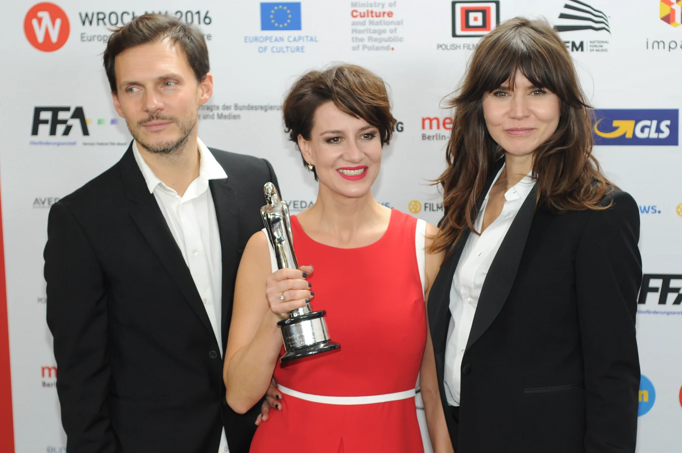 Szczęśliwą parę z Ostaszewską tworzy od 15 lat. Zakochani doczekali się dwójki dzieci: Franciszka i Janiny, nigdy jednak nie wzięli ślubu. Co ciekawe, Englert dalej pracuje z byłą żoną, a jego partnerka nie ma nic przeciwko takiemu układowi. Na zdjęciu cała trójka.