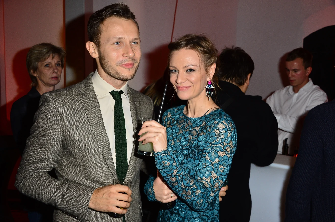 Magdalena Boczarska i Mateusz Banasiuk to jedna z najbardziej tajemniczych par polskiego show-biznesu. Poznali się na Festiwalu Filmowym w Toronto. Promowali wówczas filmy „W ukryciu” oraz „Płynące wieżowce”. Na początku nikt nie dawał im szans, wypominano, że aktor jest kilka lat młodszy od swojej wybranki.