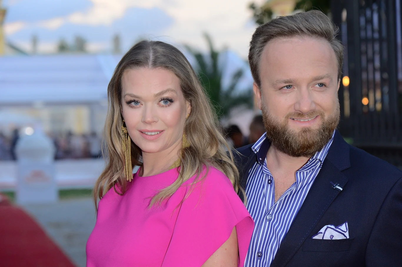 Dziś zdarza im się łączyć życie zawodowe z prywatnym (można ich zobaczyć razem na deskach teatralnych). Na co dzień mieszkają na wsi, unikają raczej branżowych imprez, a od pozowania na ściankach wolą długie spacery.