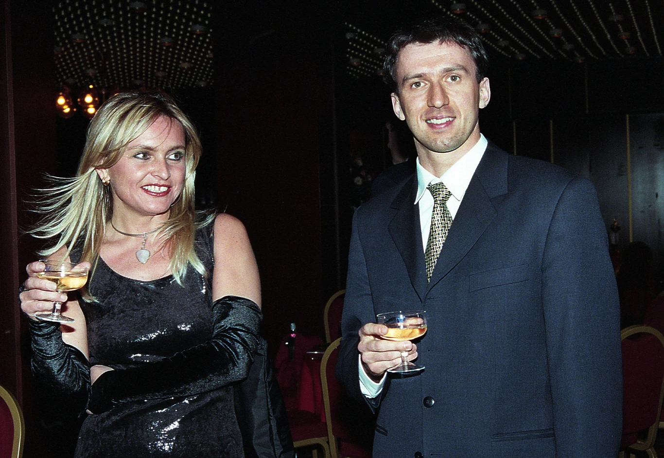 Monika Olejnik i Tomasz Ziółkowski są razem od ponad 20 lat! Poznali się w latach 90. na korytarzach radiowej Trójki. Nie zdecydowali się jednak zalegalizować związku. Spora różnica wieku (dziennikarka jest starsza o 15 lat) również wcale im nie przeszkadza.