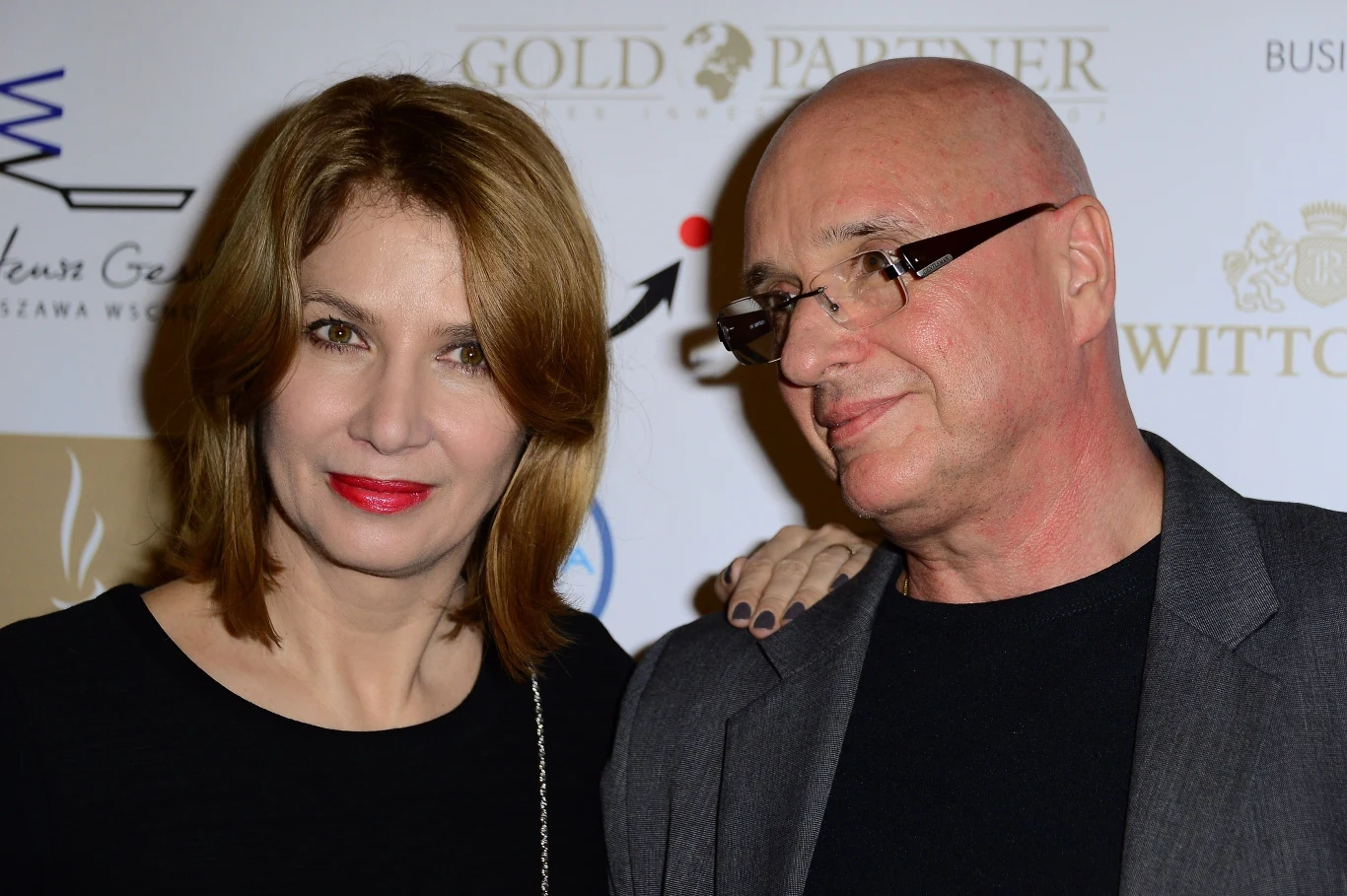 Wolszczak przyznaje, że nie umie długo gniewać się na partnera, a ciche dni to dla nich zjawisko zupełnie nieznane. W jednym z wywiadów przyznała, że z przyczyn pragmatycznych odrzuciła oświadczyny ukochanego. Potem sama miała zaproponować ślub w Las Vegas, jednak ostatecznie para kolejne lata żyje bez „papierka” i jest im z tym bardzo dobrze.