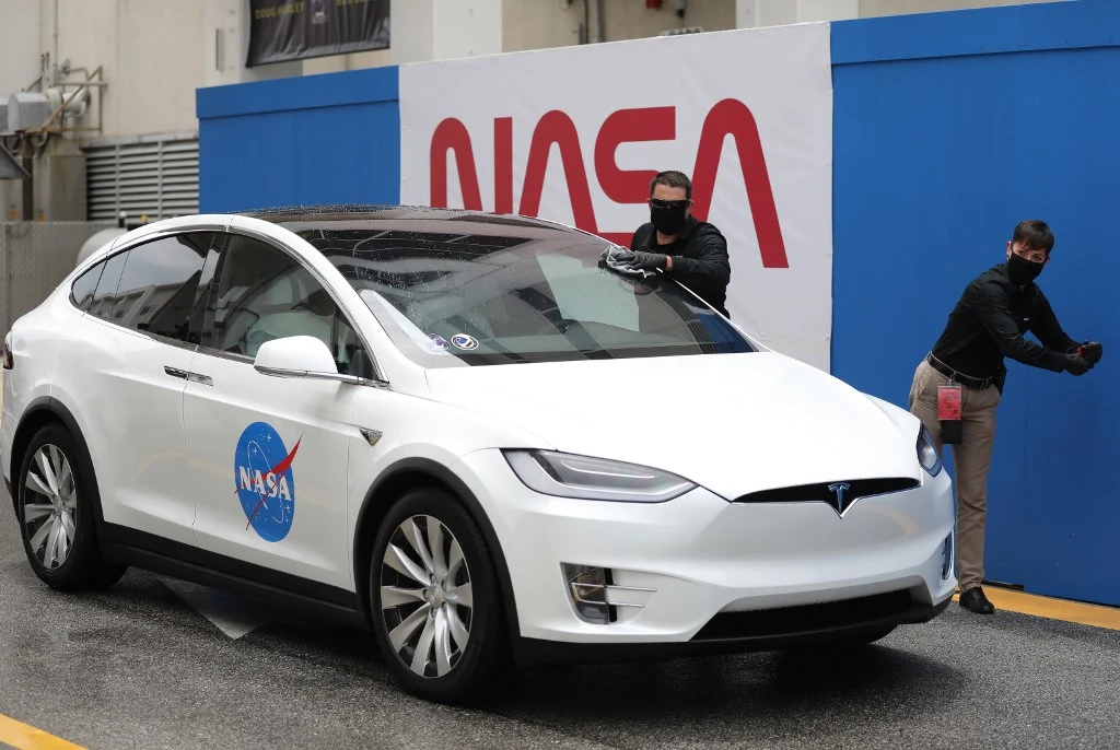 Astronautów do rakiety Falcon 9 zawiozła biała Tesla Astronautów do rakiety Falcon 9 zawiozła biała Tesla