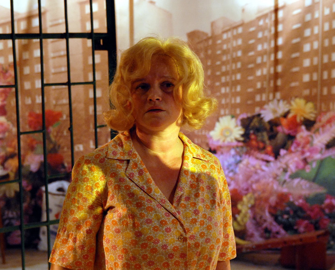 W latach 2006-2013 Katarzyna Figura była aktorką stołecznego Teatru Dramatycznego, w którym zadebiutowała wysoko ocenioną przez krytykę "Aliną na zachód" Dirka Dobbrowa w reżyserii Pawła Miśkiewicza. 

"Aktorka stosuje środki zarówno farsowe (ekstatyczne mycie szyb i klozetu, niczym z reklam środków czyszczących), jak i bardzo subtelne; przyjemnie obserwować, jak zmienia się jej sposób poruszania, tembr głosu, a nawet śmiech – od ciepłego, zmysłowego, poprzez sztuczny i egzaltowany, aż do dziecięco spontanicznego" – pisała w "Tygodniku Powszechnym" Anna R. Burzyńska.