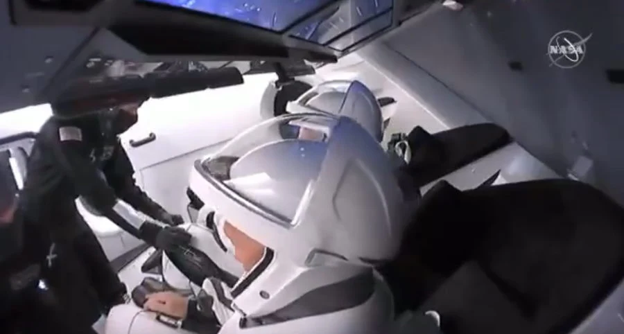 Astronauci zajęli juz swoje miejsca w kapsule Astronauci zajęli juz swoje miejsca w kapsule