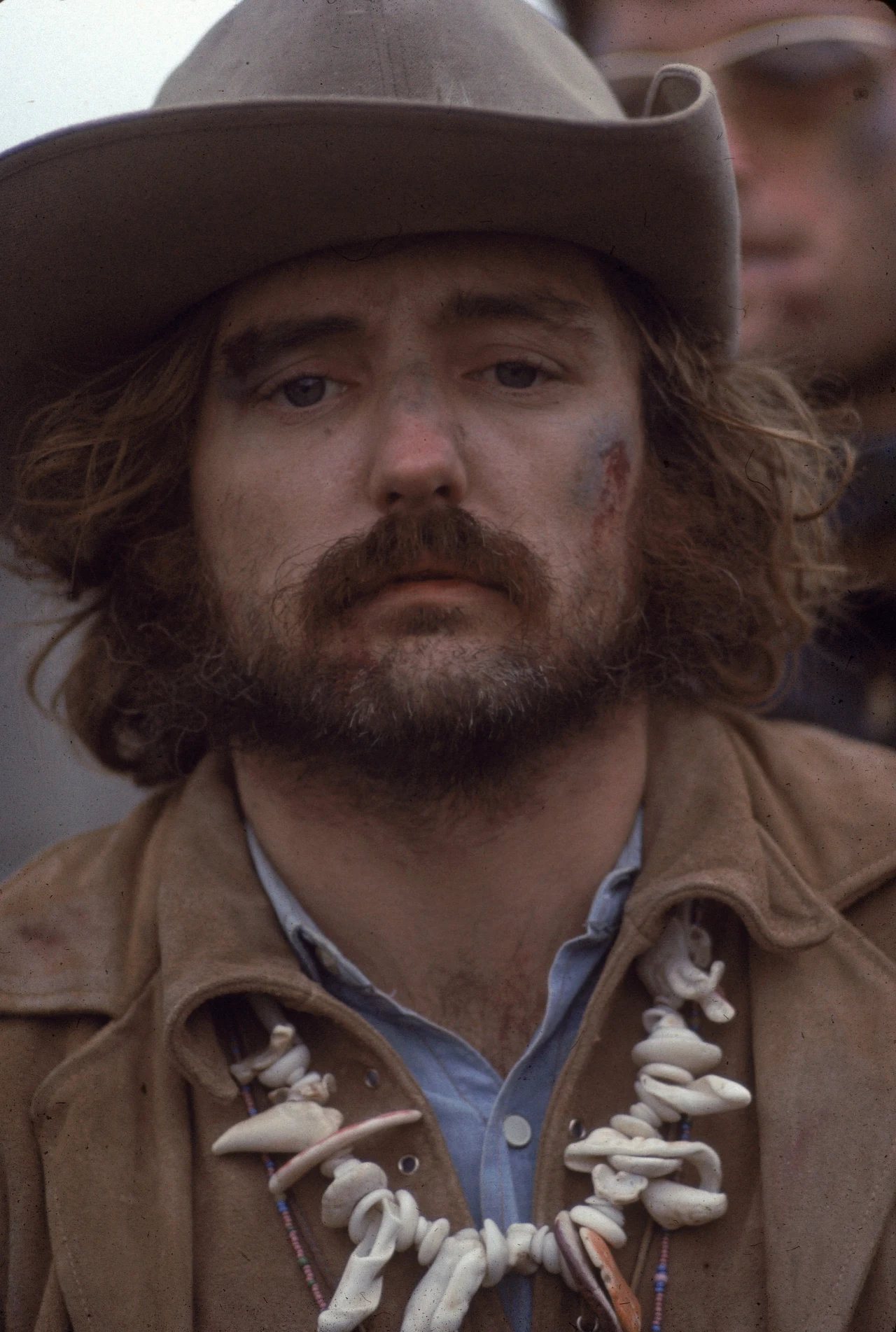 Hopper miał własną wizję kina. Urzeczywistnił ją w "Swobodnym jeźdźcu", kultowym filmie opowiadającym o dwóch motocyklistach przemierzających Stany Zjednoczone. Hopper nie tylko wystąpił w filmie - wyreżyserował go i współtworzył scenariusz razem z Peterem Fondą. Uznawany za jeden z najważniejszych obrazów nurtu kontestacji film okazał się ogromnym sukcesem kasowym. Hopper i Fonda otrzymali nominację do Oscara za scenariusz. Z kolei szerzej nieznany wówczas Jack Nicholson miał szansę na nagrodę za rolę drugoplanową. 