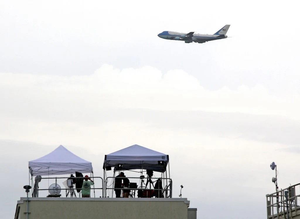 Na miejsce przybywa Air Force One z prezydentem Trumpem na pokładzie Na miejsce przybywa Air Force One z prezydentem Trumpem na pokładzie