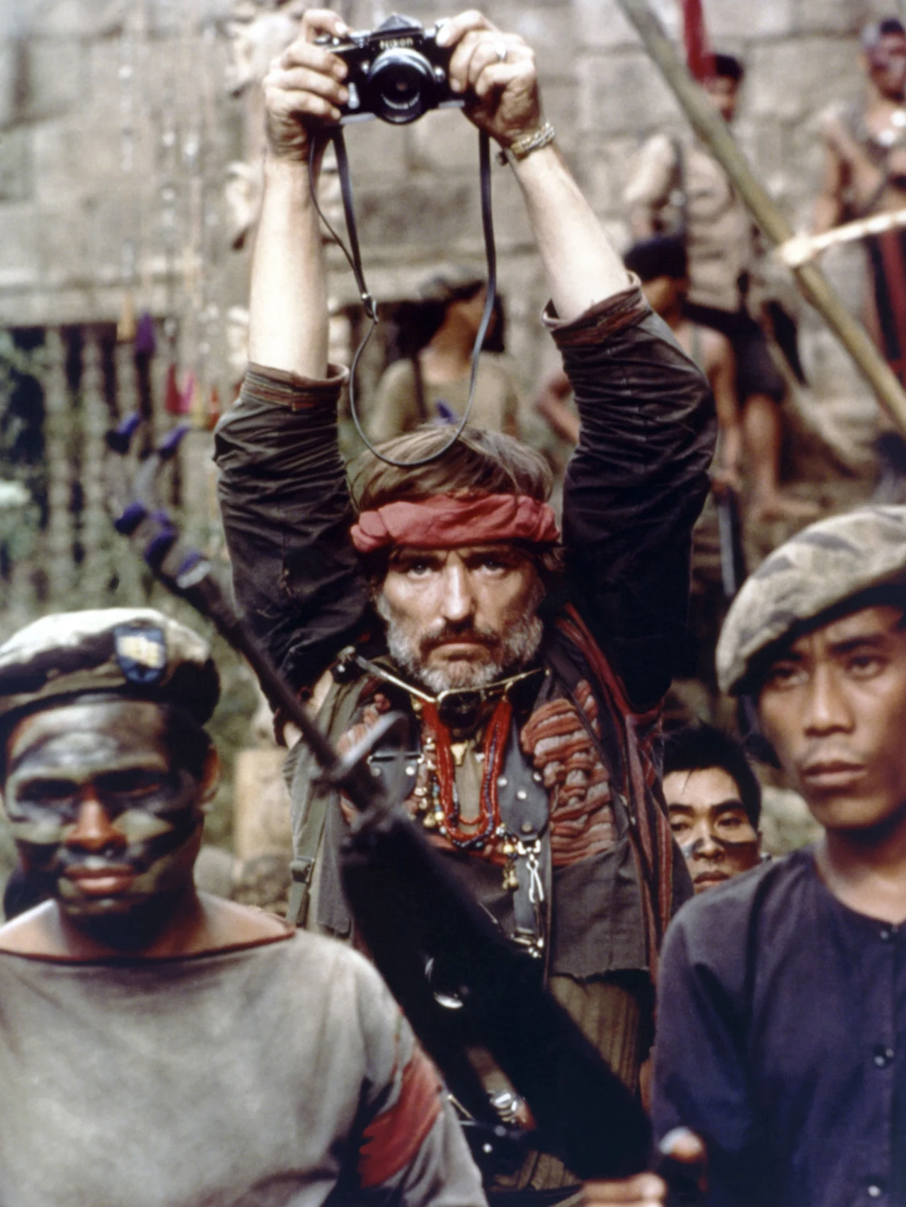 W transie alkoholowo-narkotykowych ekscesów Dennis Hopper wystąpił w owianym legendą filmie Francisa Forda Coppoli "Czas apokalipsy", w którym wcielił się w postać amerykańskiego fotoreportera, który przygląda się quasi-państwu stworzonemu w Kambodży przez dezertera z amerykańskiej armii, pułkownika Waltera Kurtza (Marlon Brando).

Hopper przyznał po latach w rozmowie z "The Hollywood Reporter", że zgodził się na występ w filmie Coppoli pod jednym warunkiem - chciał mieć choćby jedną scenę z Brando. Gwiazdor przybył jednak na plan produkcji z... 1,5-miesięcznym poślizgiem i od razu rozzłościł się na Hoppera za sugestię, że pewnie nie przeczytał książkowego oryginału Josepha Conrada "Jądro ciemności". Atmosfera między aktorami do końca zdjęć pozostałą napięta na tyle, że reżyser Francis Ford Coppola  - na wyraźne życzenie Brando - nie zaryzykował nakręcenia z krnąbrnymi gwiazdorami wspólnej sceny. "Zagram z nim, ale nigdy nie będziemy razem na planie" - miał kategorycznie orzec Brando.